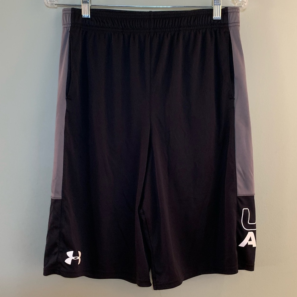 Under Armor Boys Basketball shorts size XL loose fit.